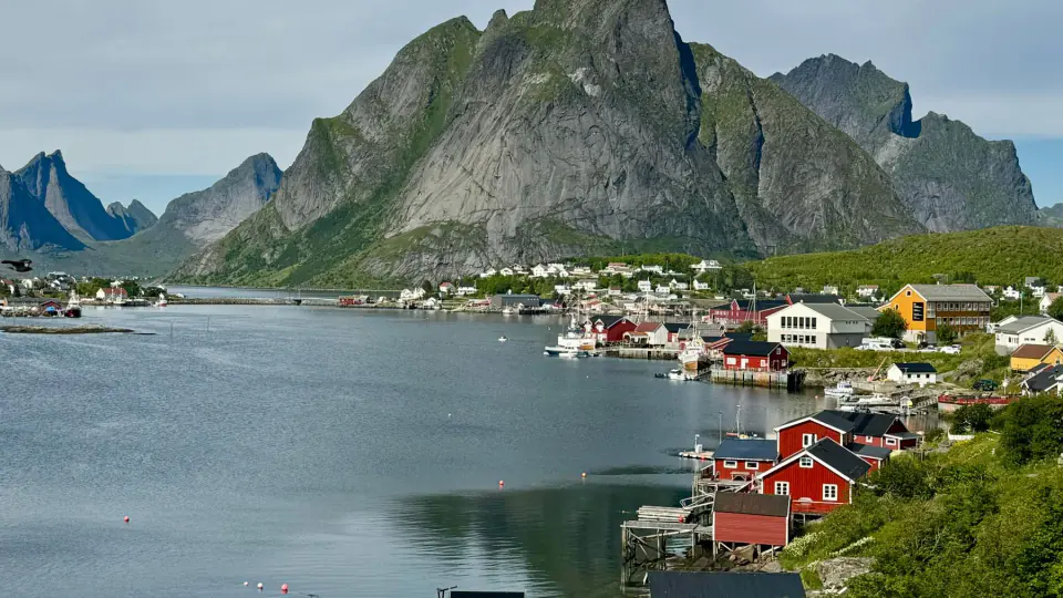 Fjell og fiskevær i Lofoten
