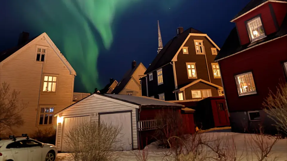 Nordlys over trehusene i Tromsø