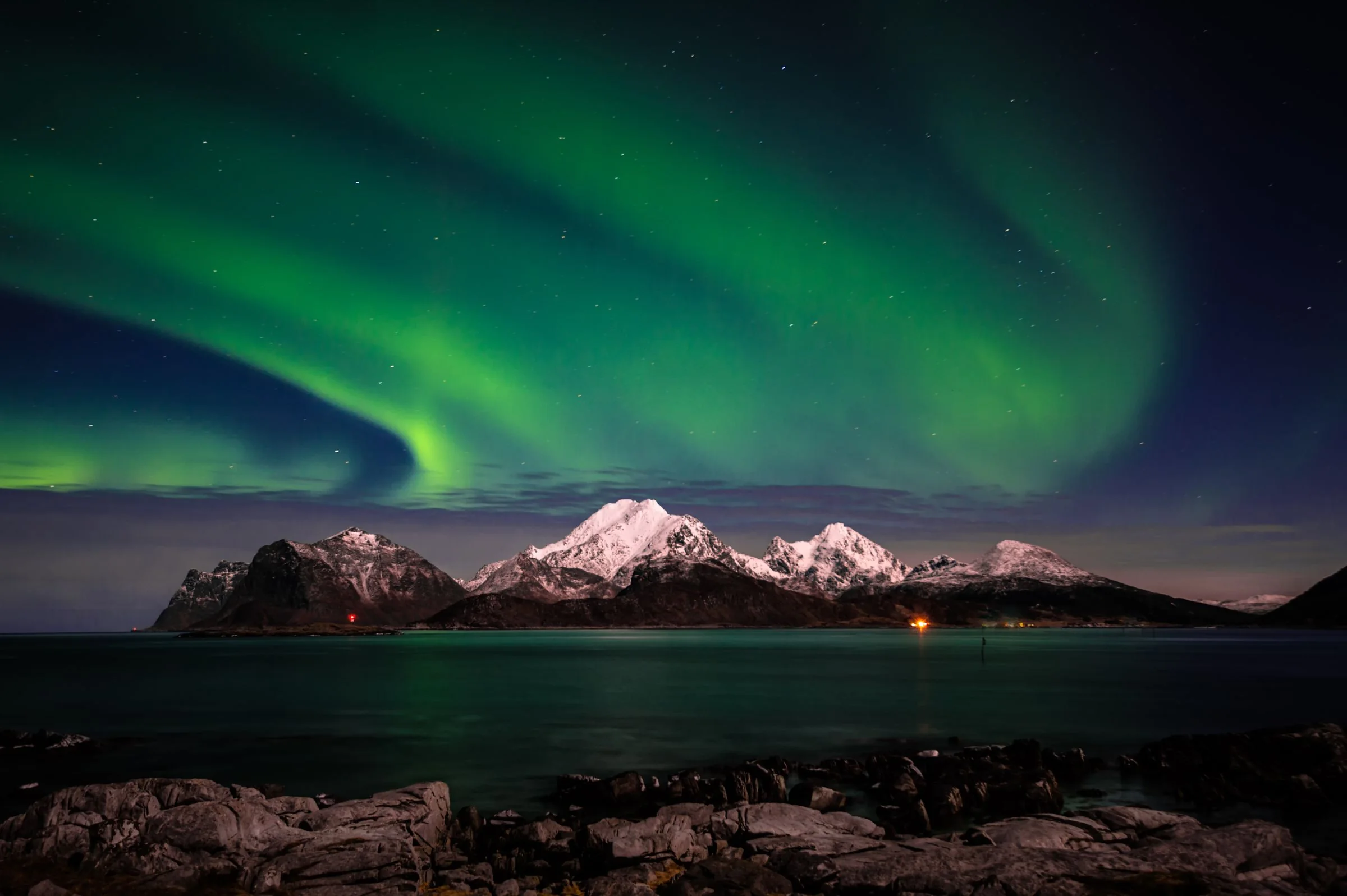 Nordlys over snødekte fjell