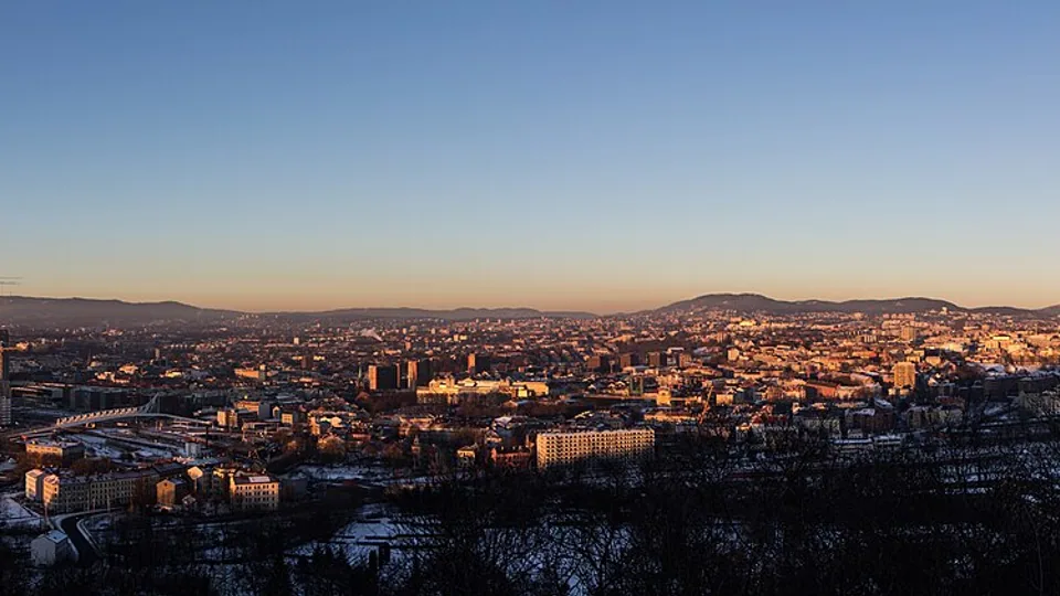 Oslo sett fra Ekebergsletta i vinterlys