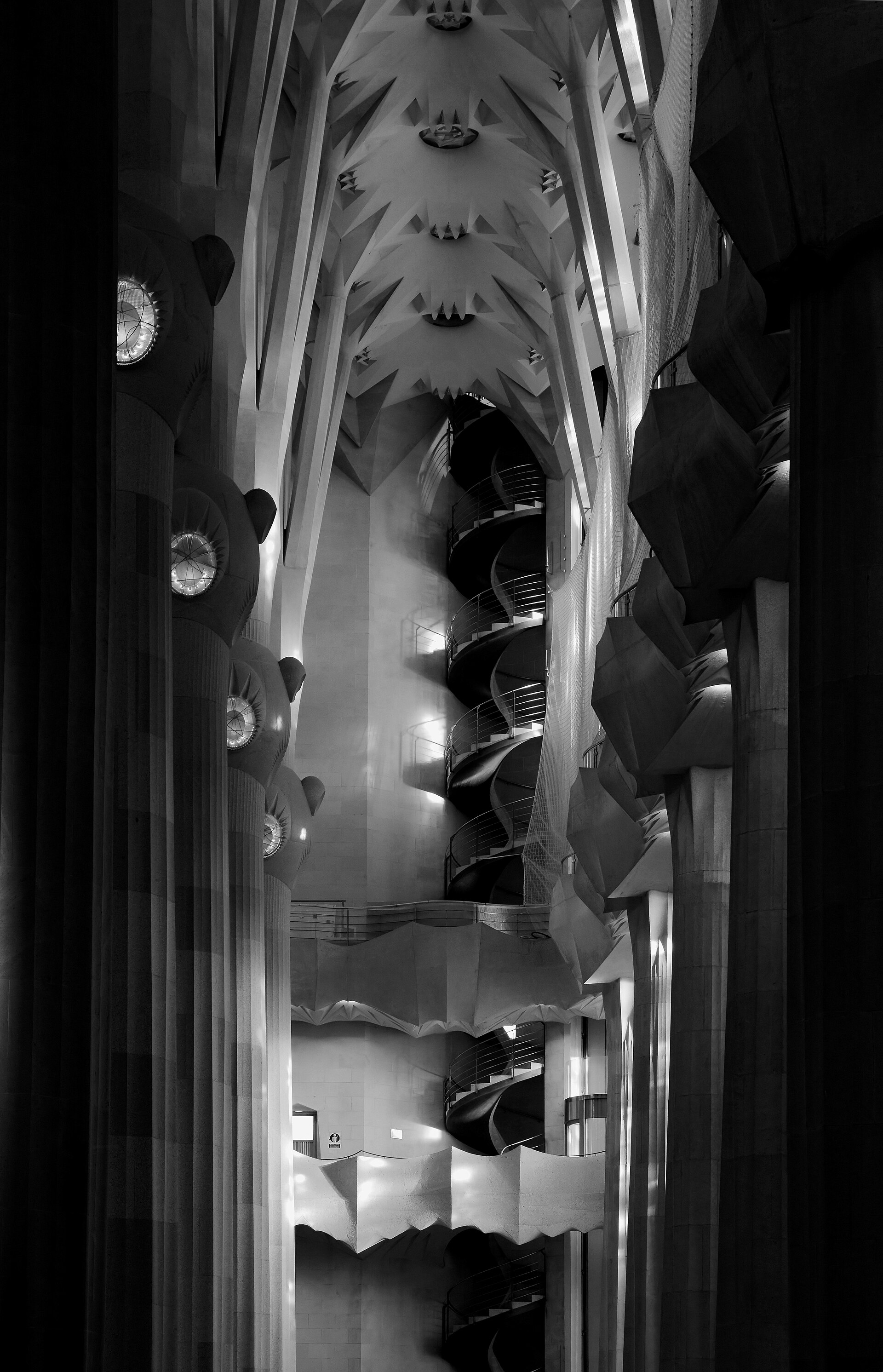 Spiraltrappen mellom søylene inne i Sagrada Família i Barcelona