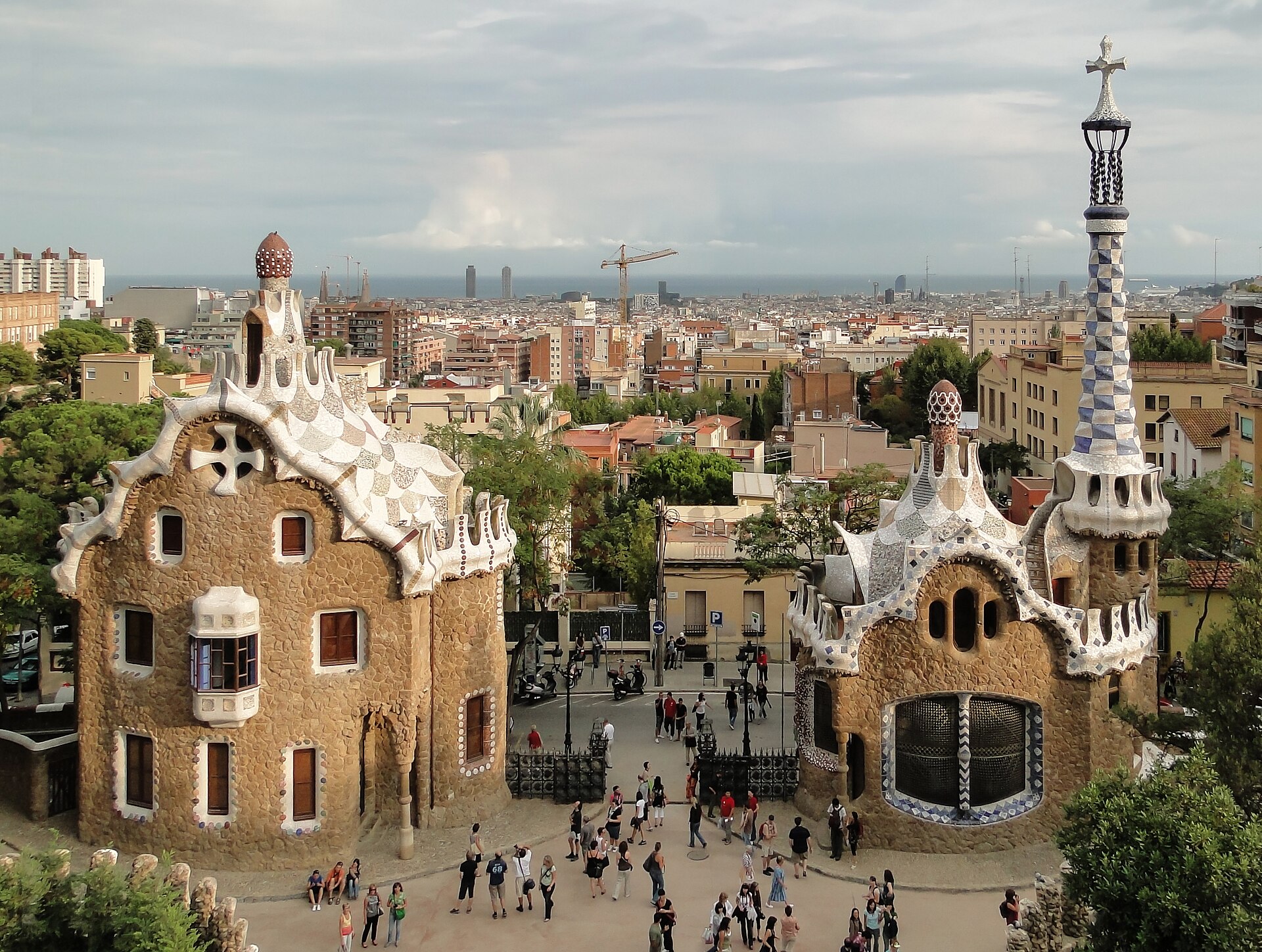 Park Güells portnerhus med Barcelona i bakgrunnen