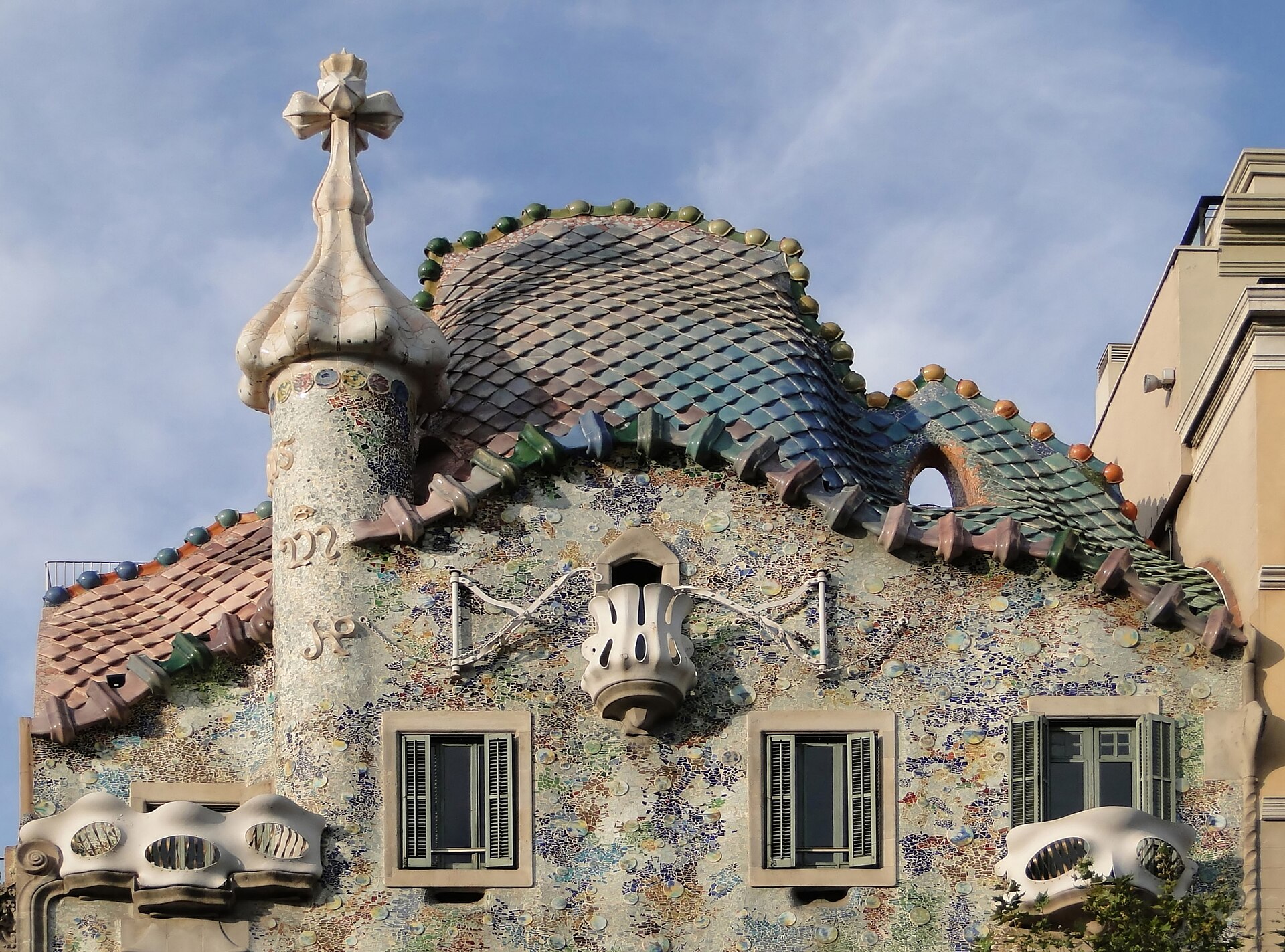 Den fargerike taklinjen og fasaden på Casa Batlló i Barcelona