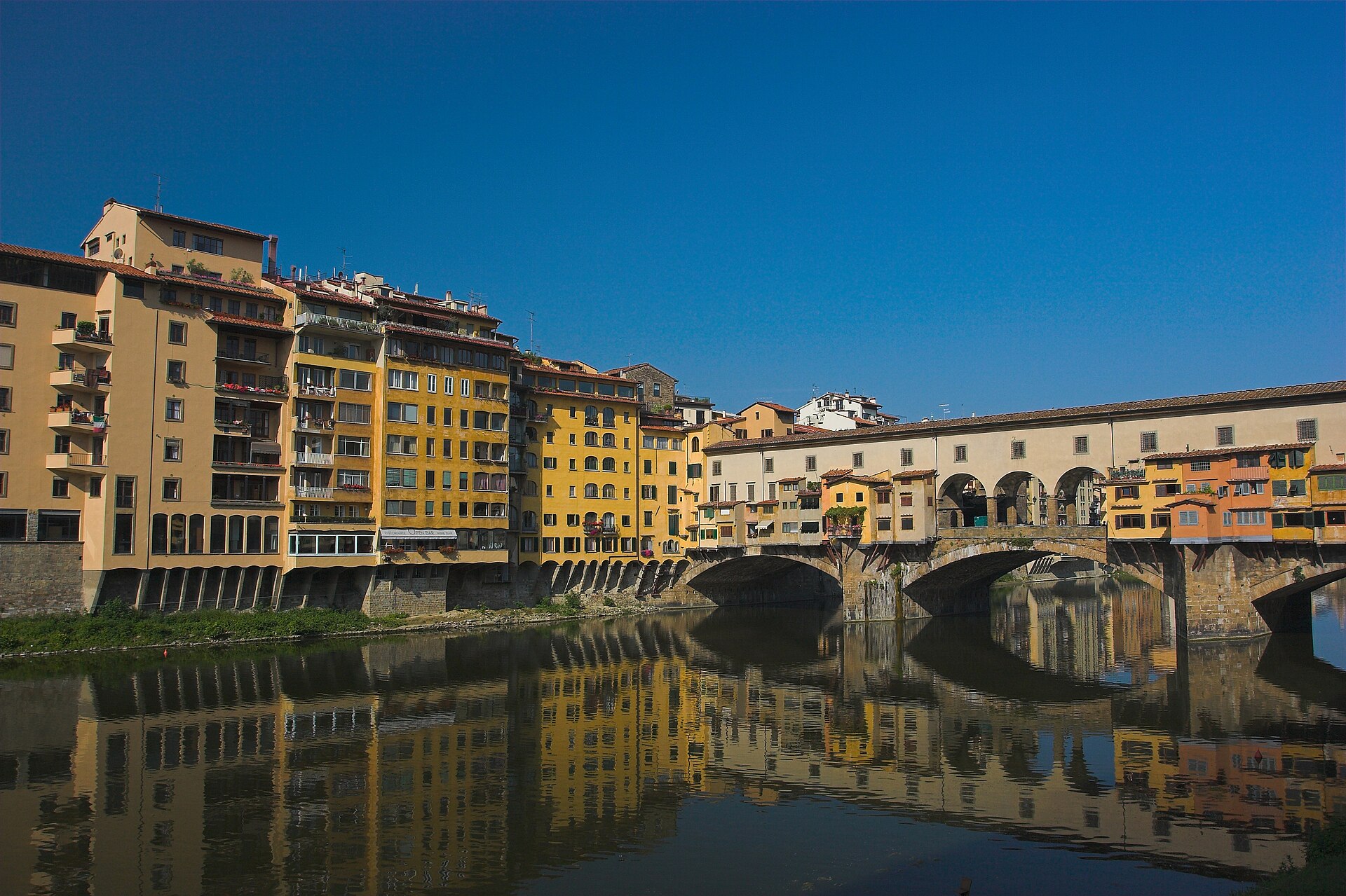 Ponte Vecchio og bygningene langs elven Arno i Firenze