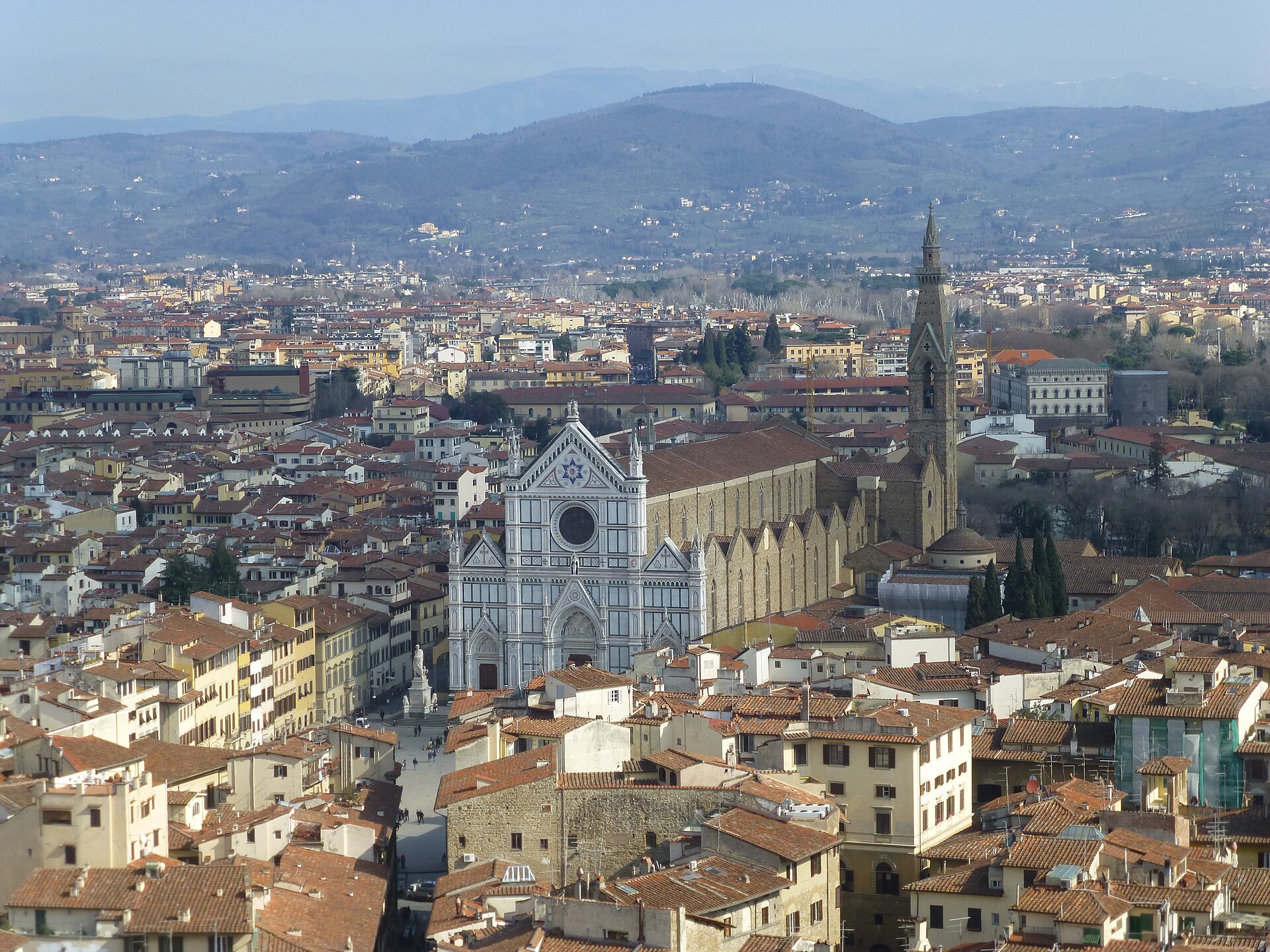 Santa Croce-kirken og hustakene i Firenze sett ovenfra
