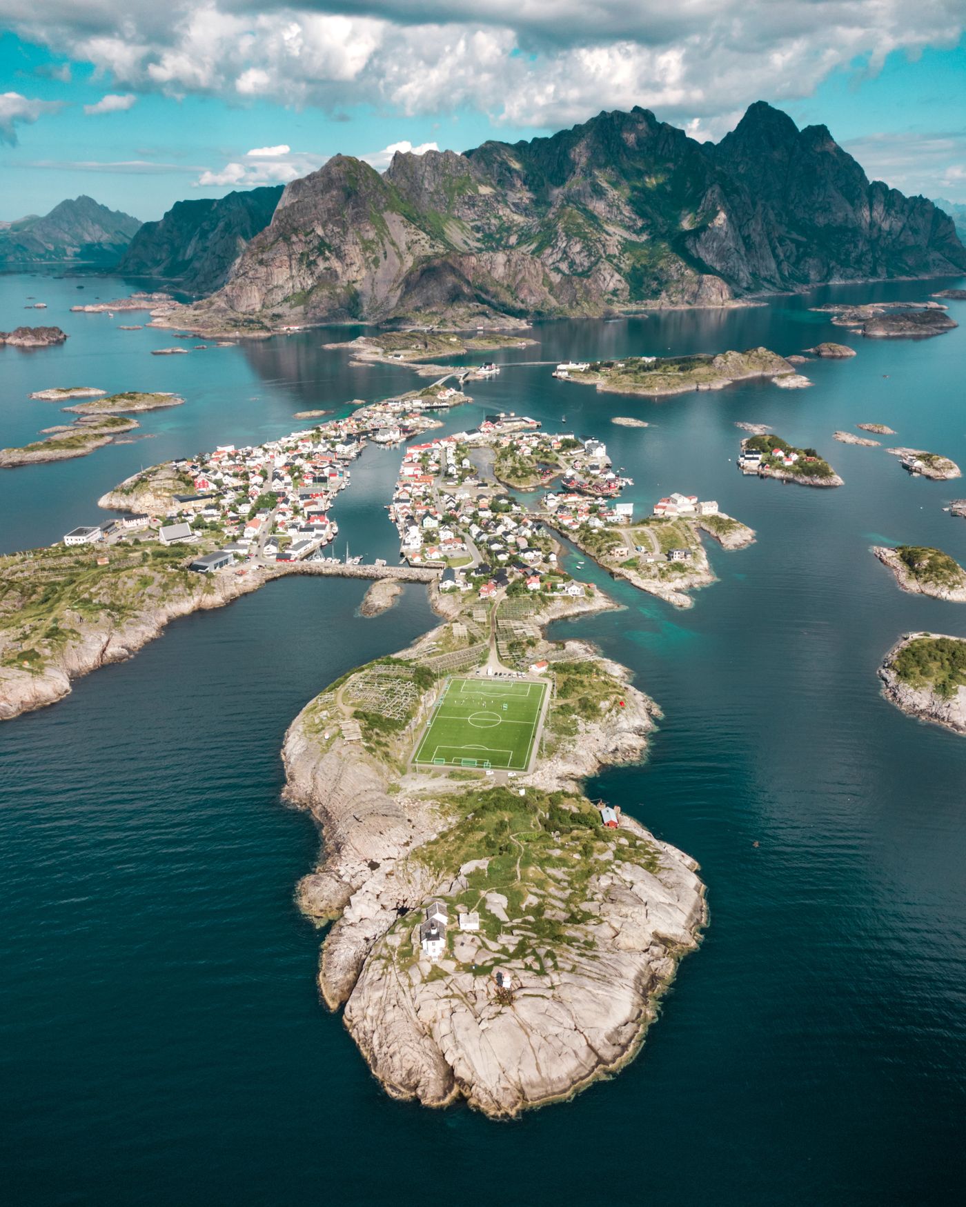 Henningsvær og fotballbanen på holmene sett ovenfra
