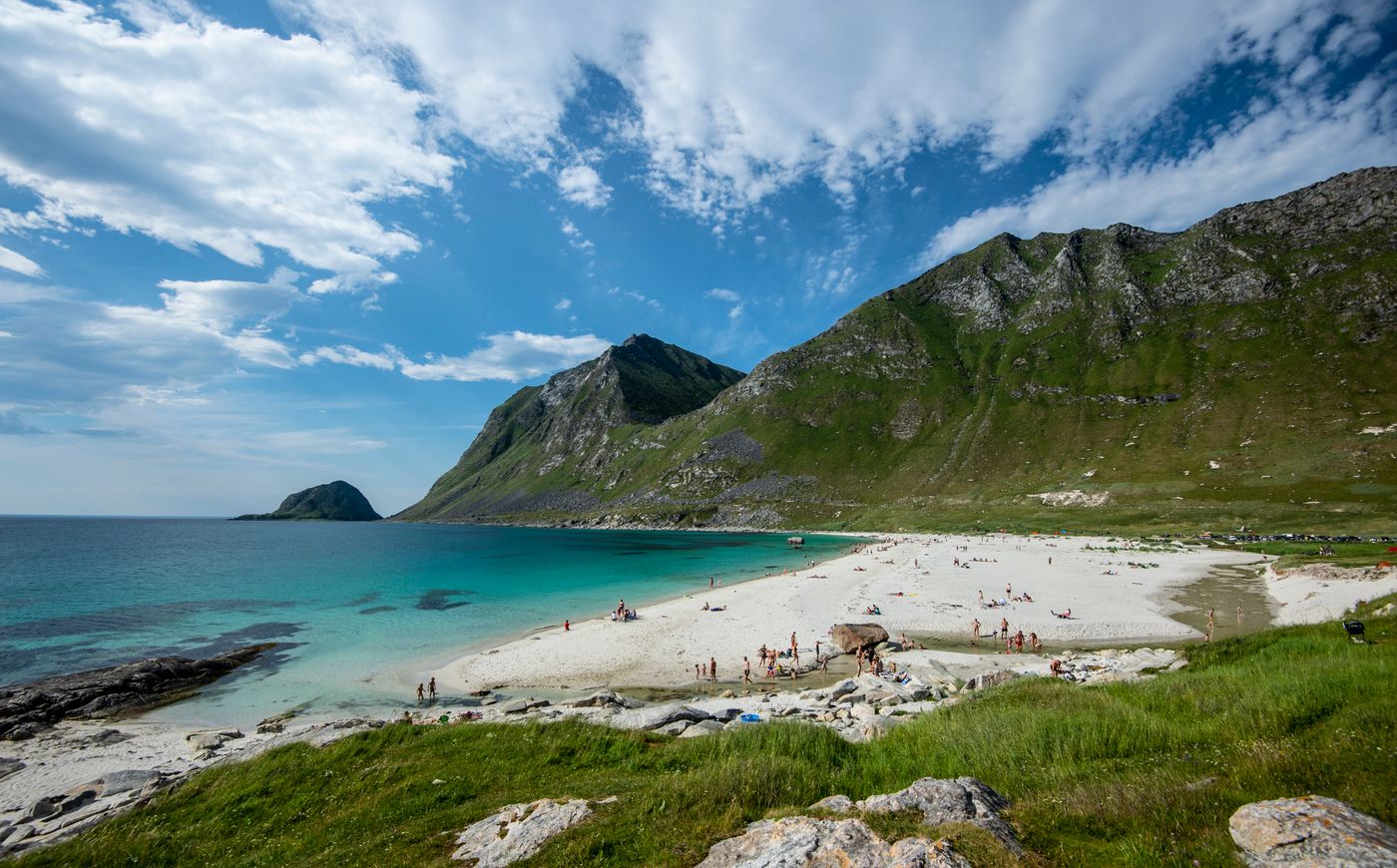 Hauklandstranda med hvit sand, turkist vann og grønne fjellsider