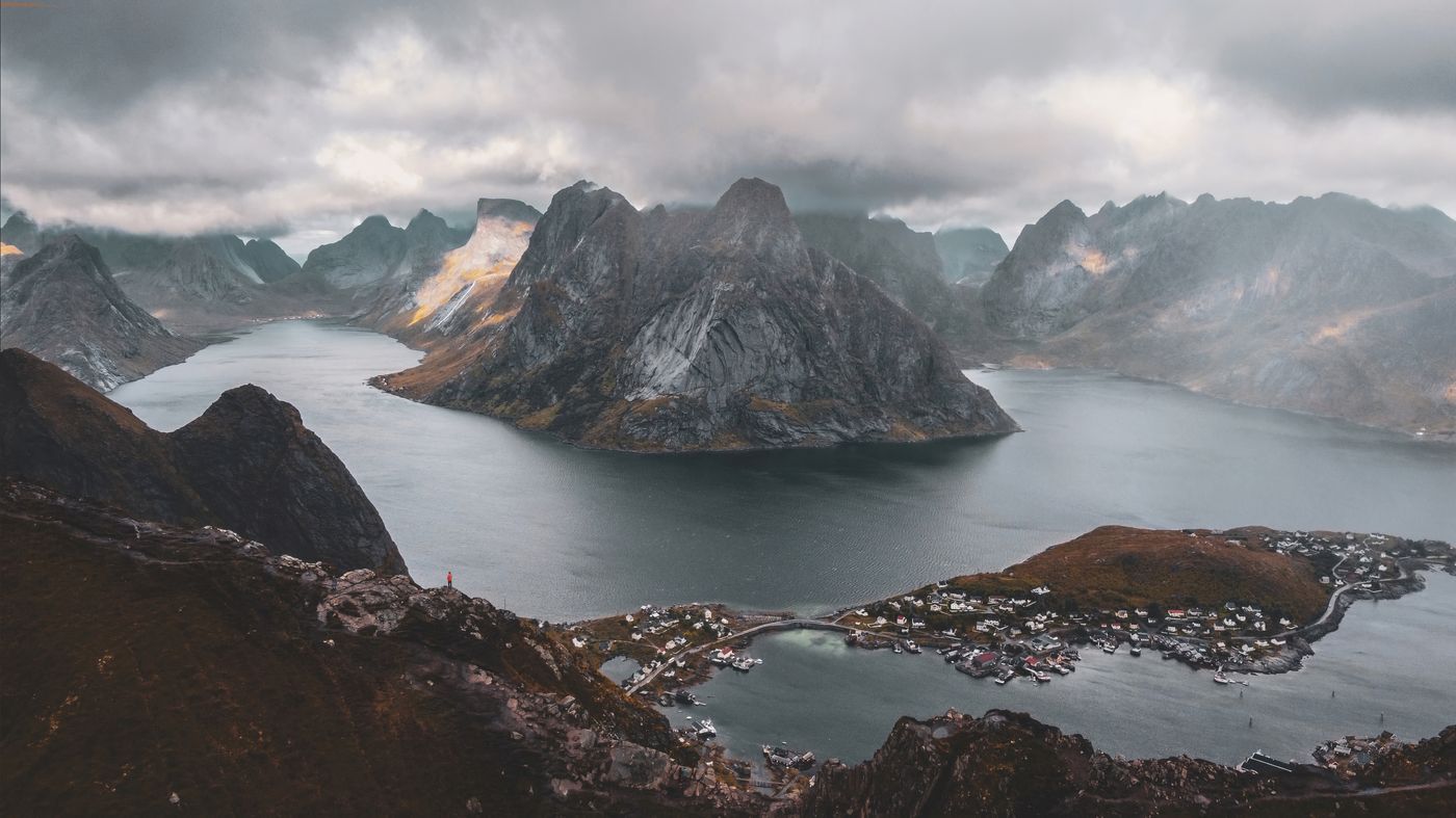 Reinefjorden og fjellene sett fra høyden ved Reinebringen