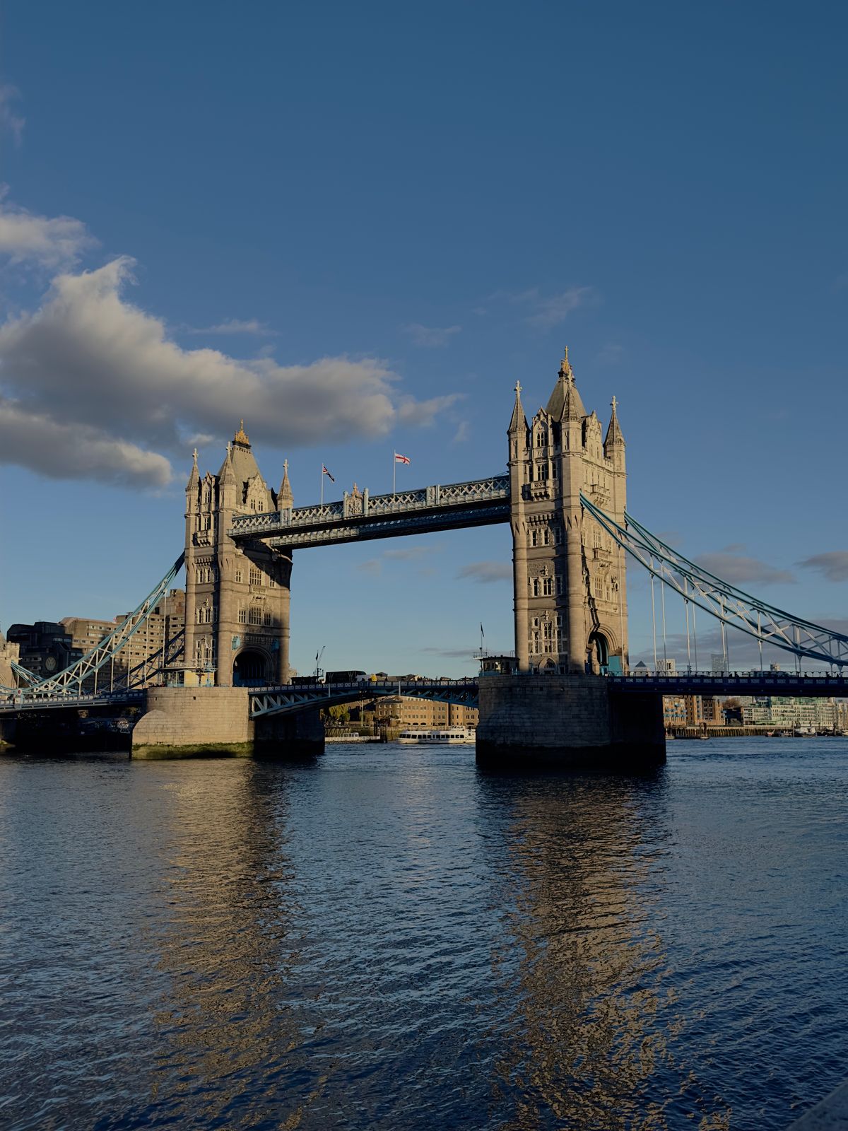 Tower Bridge med begge tårnene over Themsen
