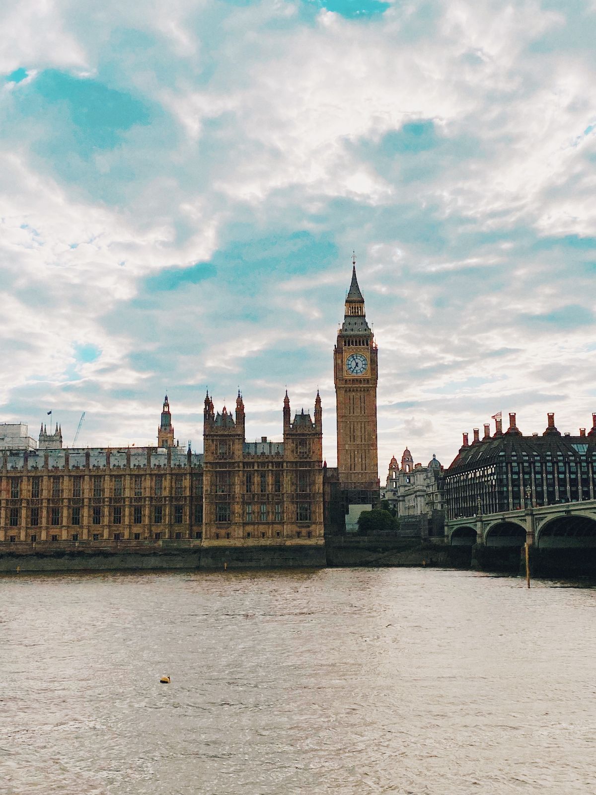 Parlamentet og Big Ben ved Westminster Bridge