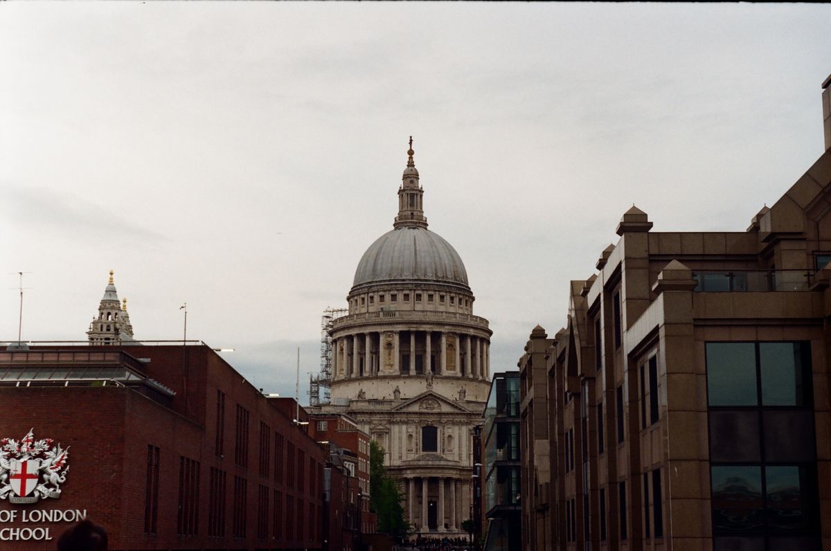 St. Pauls katedral sett mellom Londons bygninger