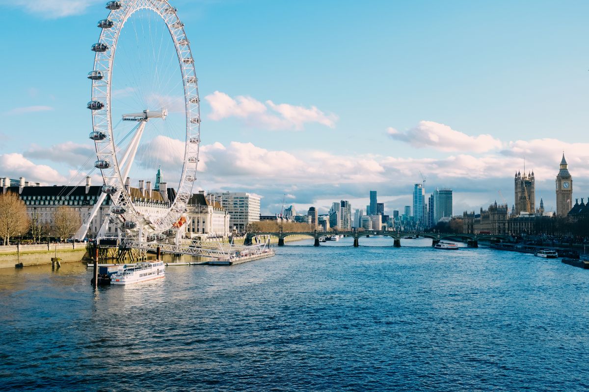 London Eye og båter på Themsen med Westminster i bakgrunnen