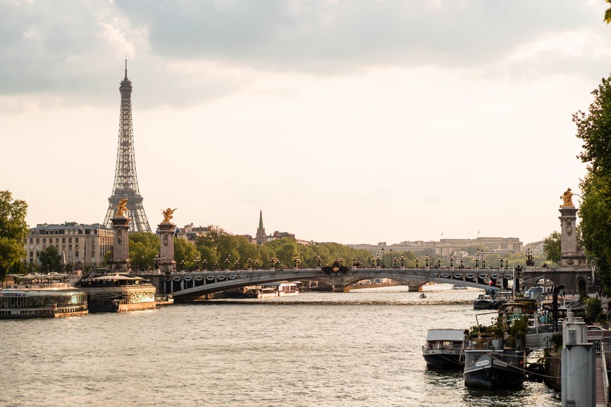 Eiffeltårnet og Pont Alexandre III over Seinen