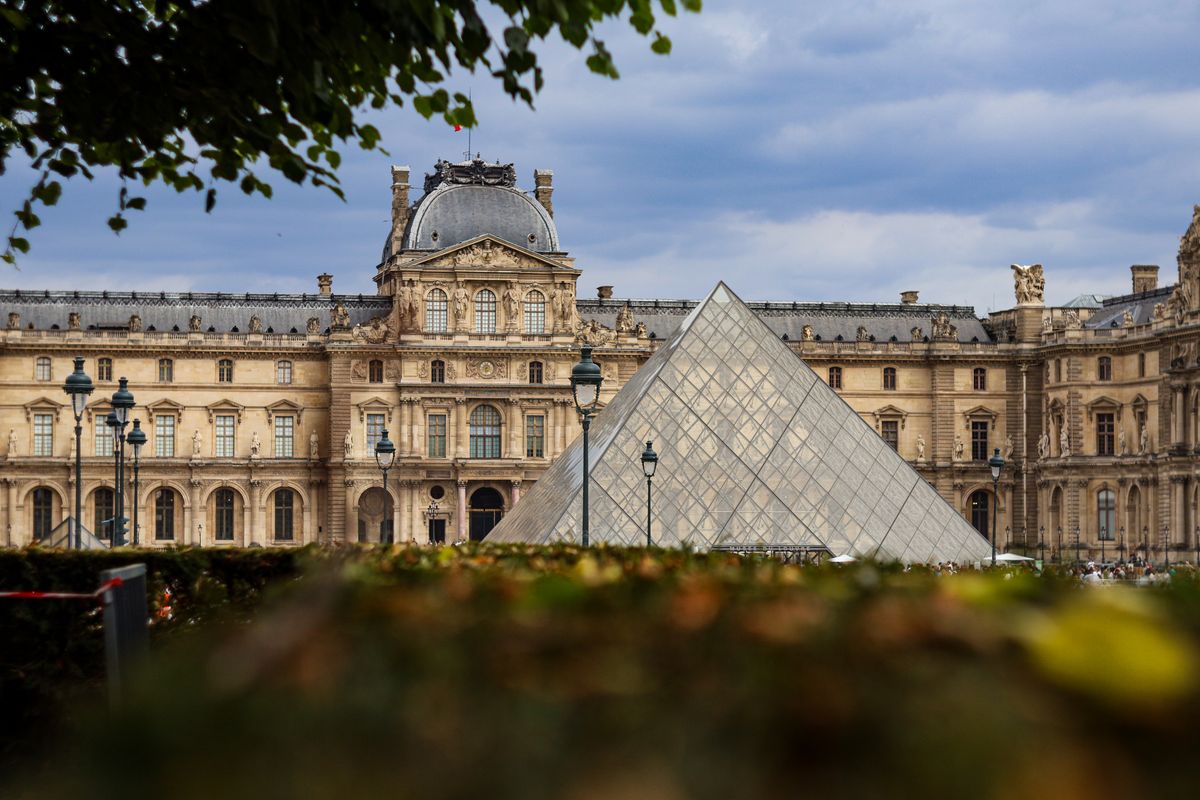 Louvres glasspyramide foran det historiske palasset