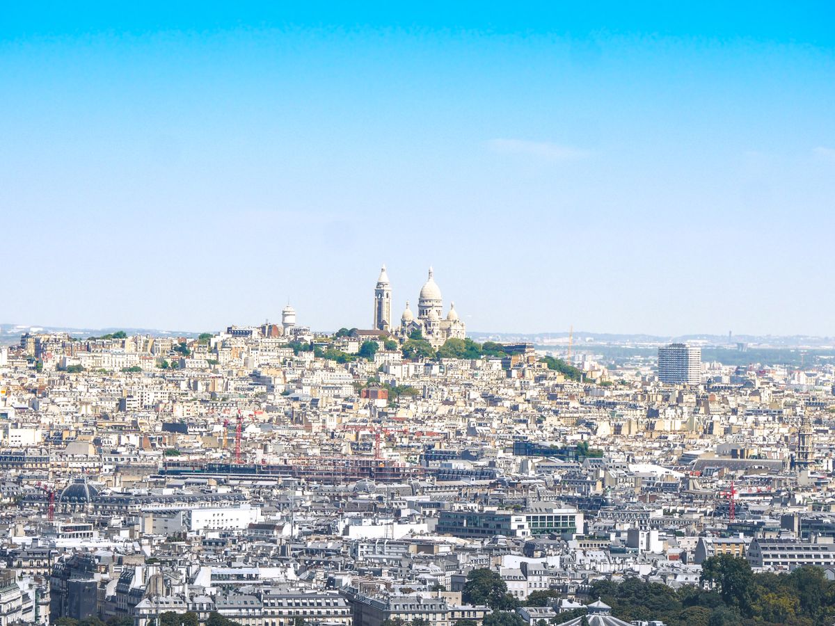 Sacré-Cœur over hustakene på Montmartre