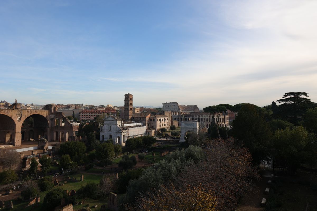 Forum Romanum med Colosseum i bakgrunnen