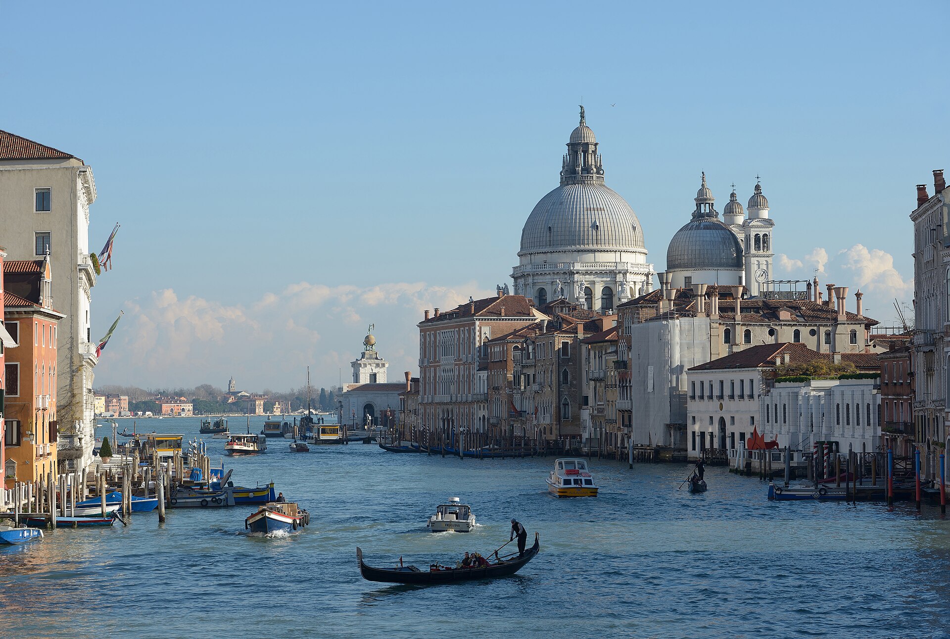 Canal Grande med gondol og Santa Maria della Salute i Venezia