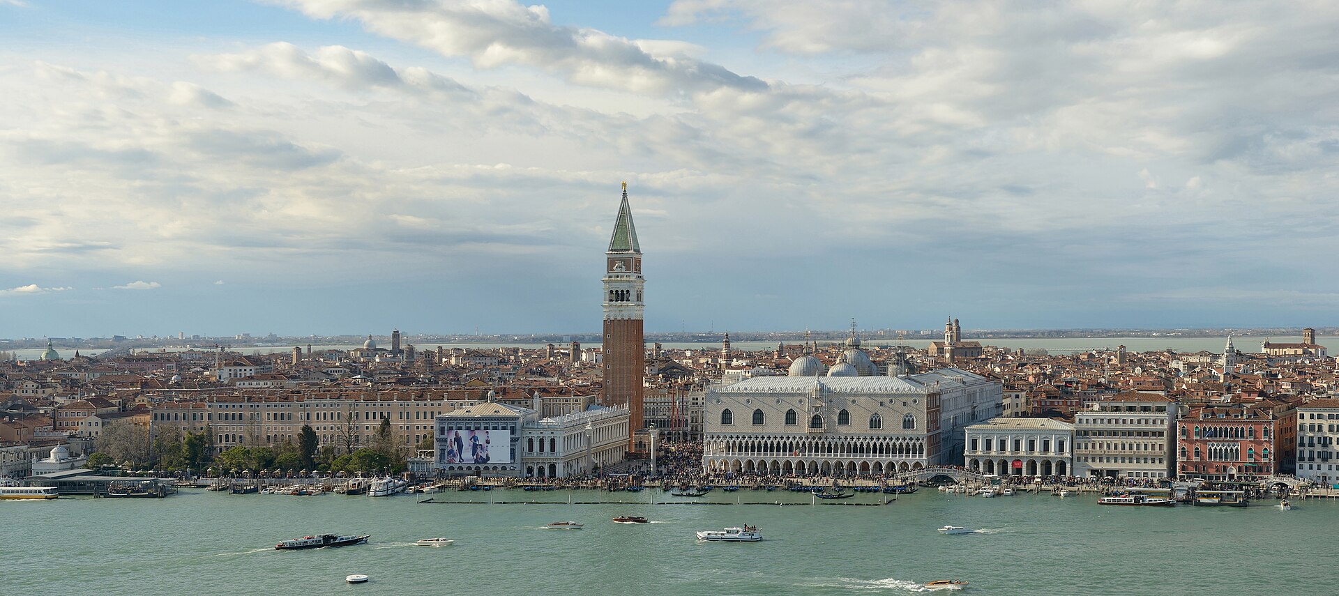 Markusplassen, Dogepalasset og klokketårnet sett over lagunen i Venezia