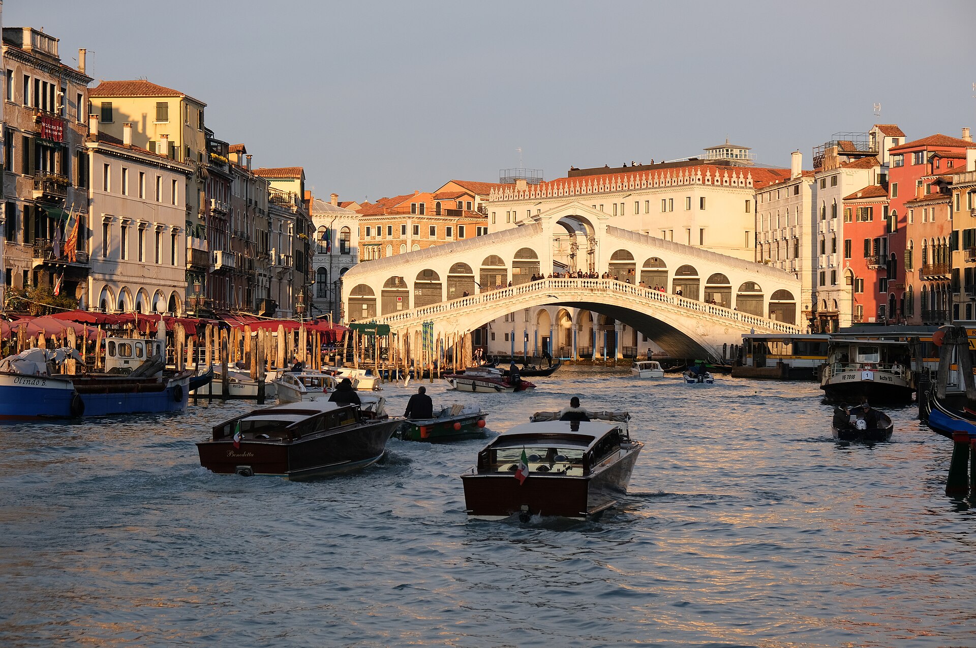 Rialtobroen over Canal Grande med båter i Venezia